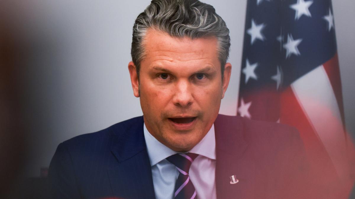 El secretario de Defensa de Estados Unidos, Pete Hegseth, habla durante la reunión del Grupo de Contacto de Defensa de Ucrania.