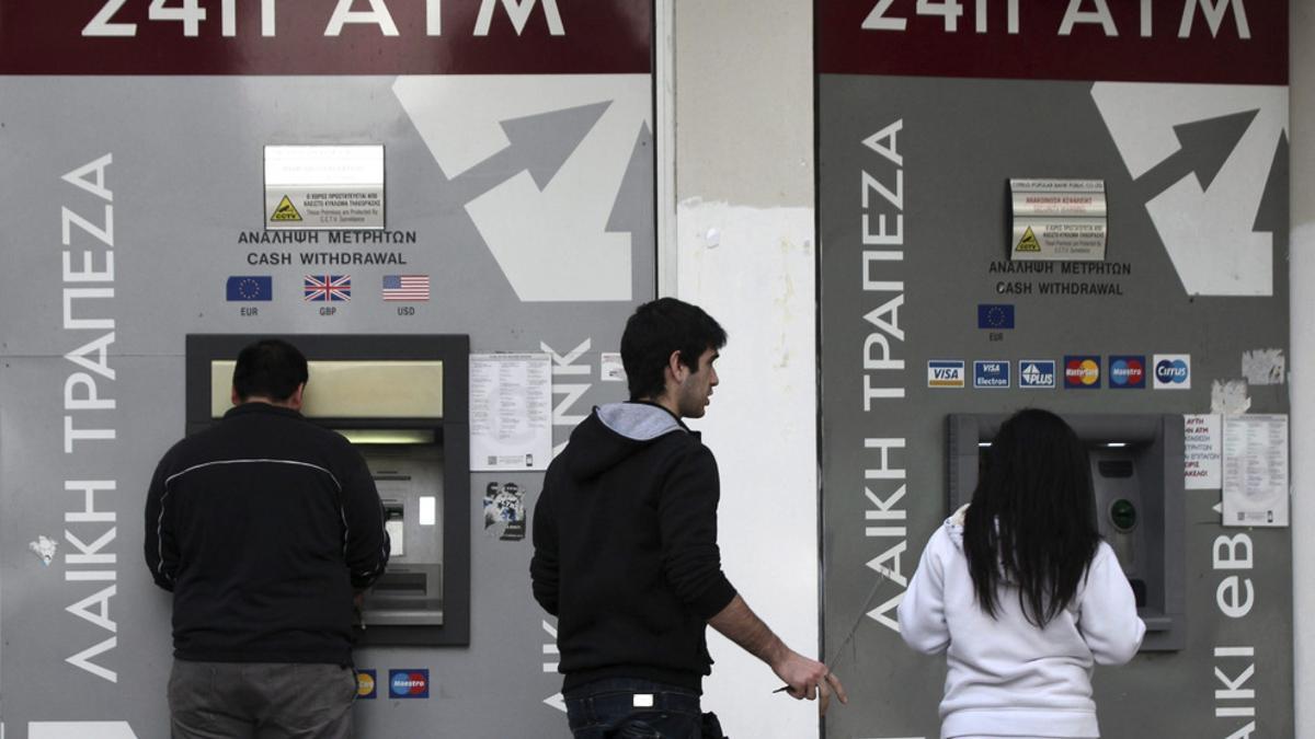 Varias personas retiran fondos en cajeros automáticos en Nicosia, la capital de Chipre.
