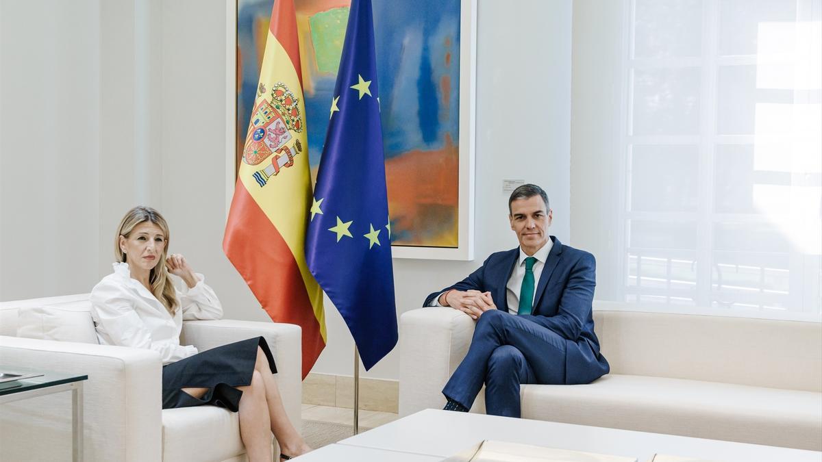 Pedro Sánchez y Yolanda Díaz durante una reunión en Moncloa.