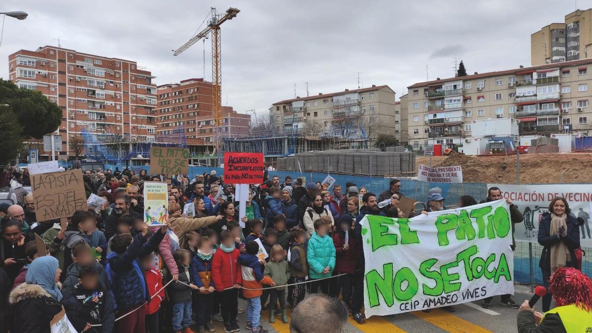 El CEIP Amadeo Vives de Madrid convoca jornadas deportivas para defender su centro: “El patio no se toca”