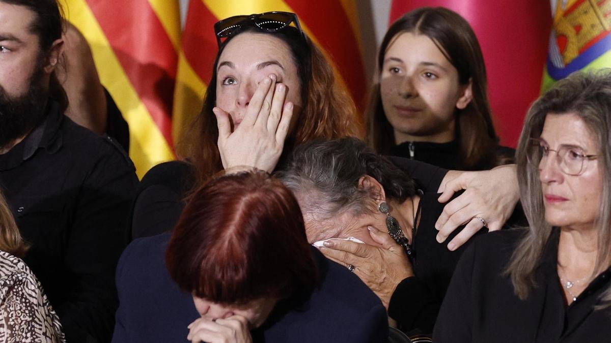 Varios de los familiares de las 237 víctimas de la dana durante el funeral de Estado celebrado este miércoles en Valencia con motivo del primer aniversario de la tragedia.