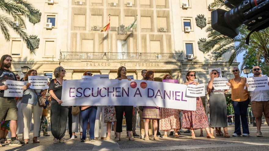 Juana Rivas abandona junto a su abogado el lugar acordado para la entrega de su hijo
