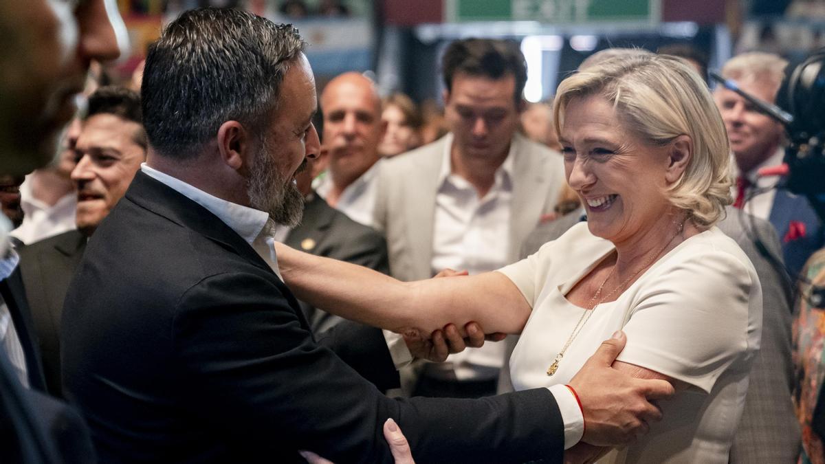 La diputada de la Asamblea Nacional de Francia y candidata a la Presidencia de la República, Marine Le Pen, y el líder de Vox, Santiago Abascal, durante el acto ‘Viva 24’.