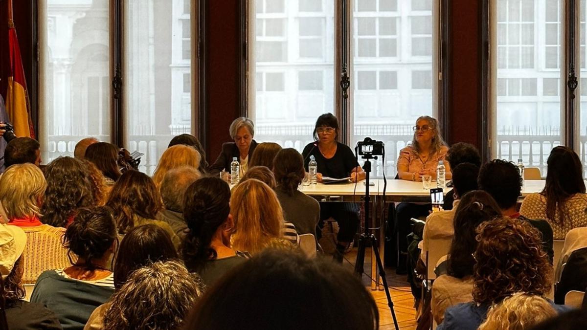 La investigadora Belén López Cillero (en el centro) junto a Salomé da Torre y Elena Fariña, dos coruñesas que pasaron por el Patronato de la Mujer en la ciudad.