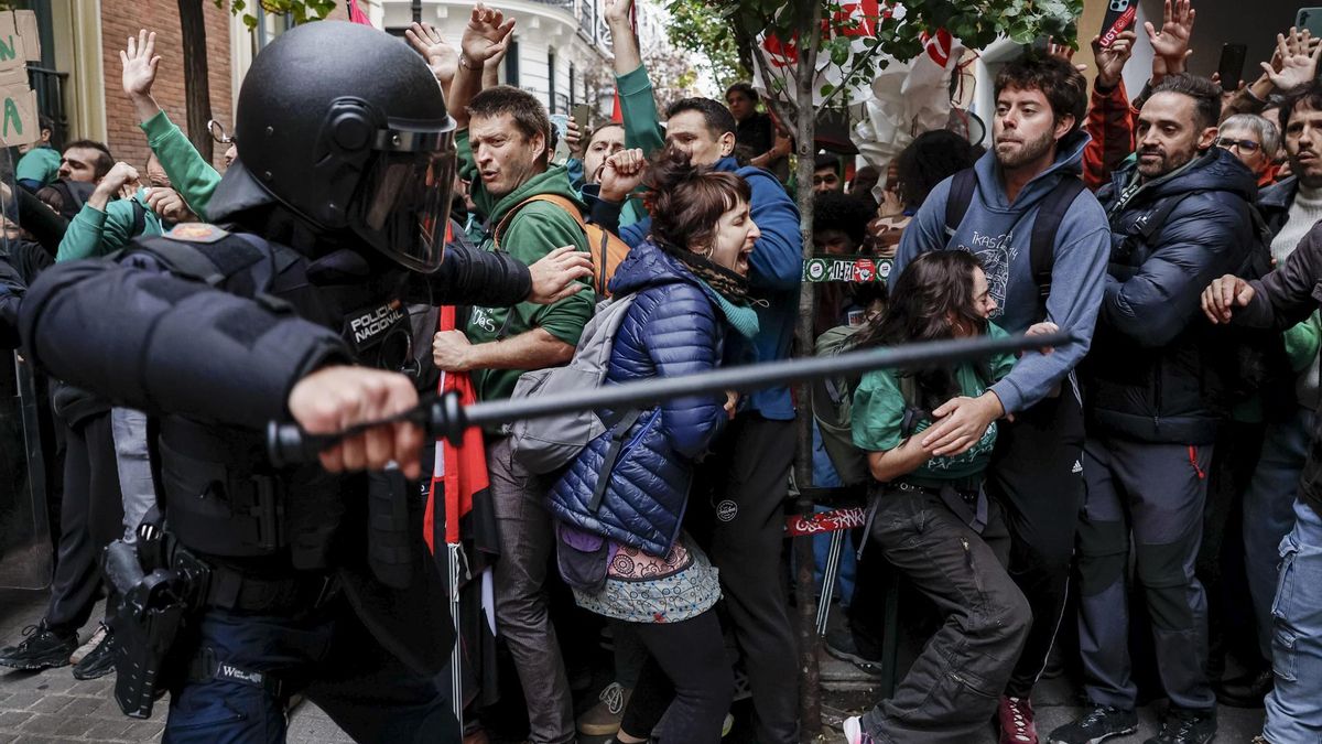 La Policía carga contra los docentes madrileños en huelga para facilitar la salida de Ayuso de un acto