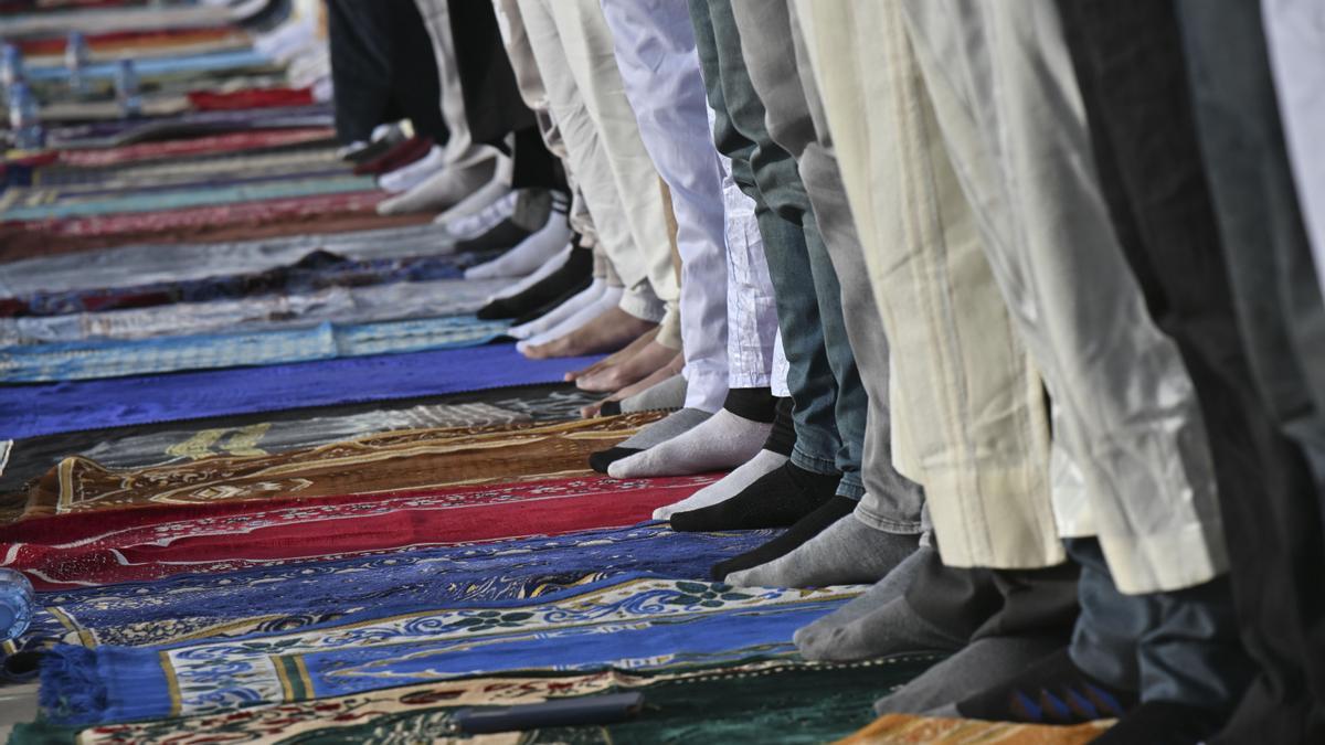 Archivo - Musulmanes en la oración durante el Ramadán.