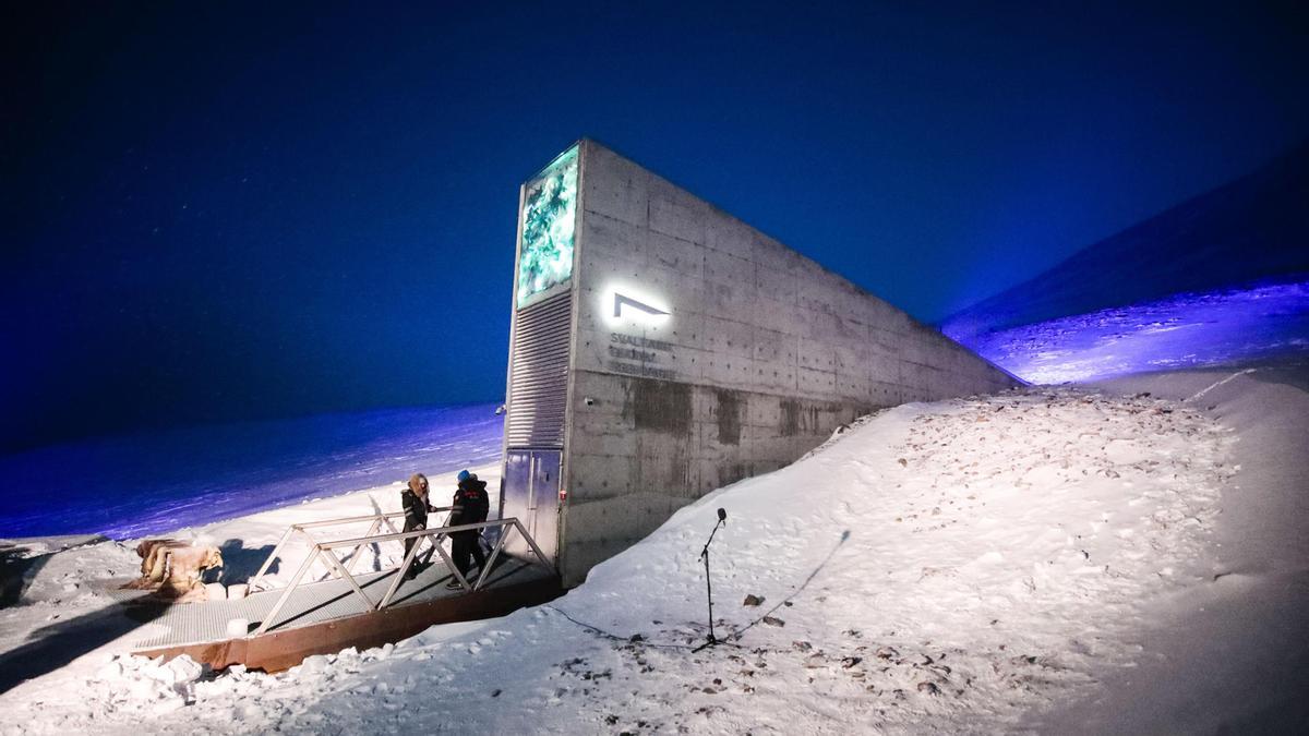 Fotografía de archivo (25/02/2020) que muestra a representantes de numerosos países y universidades a su llegada con nuevas semillas al Depósito Mundial de Semillas de Svalbard (SGSV), a las afueras de Longyearbyen, en Spitsbergen (Noruega).