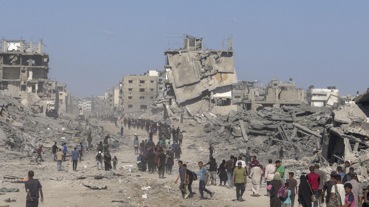 Palestinos desplazados regresan a Ciudad de Gaza