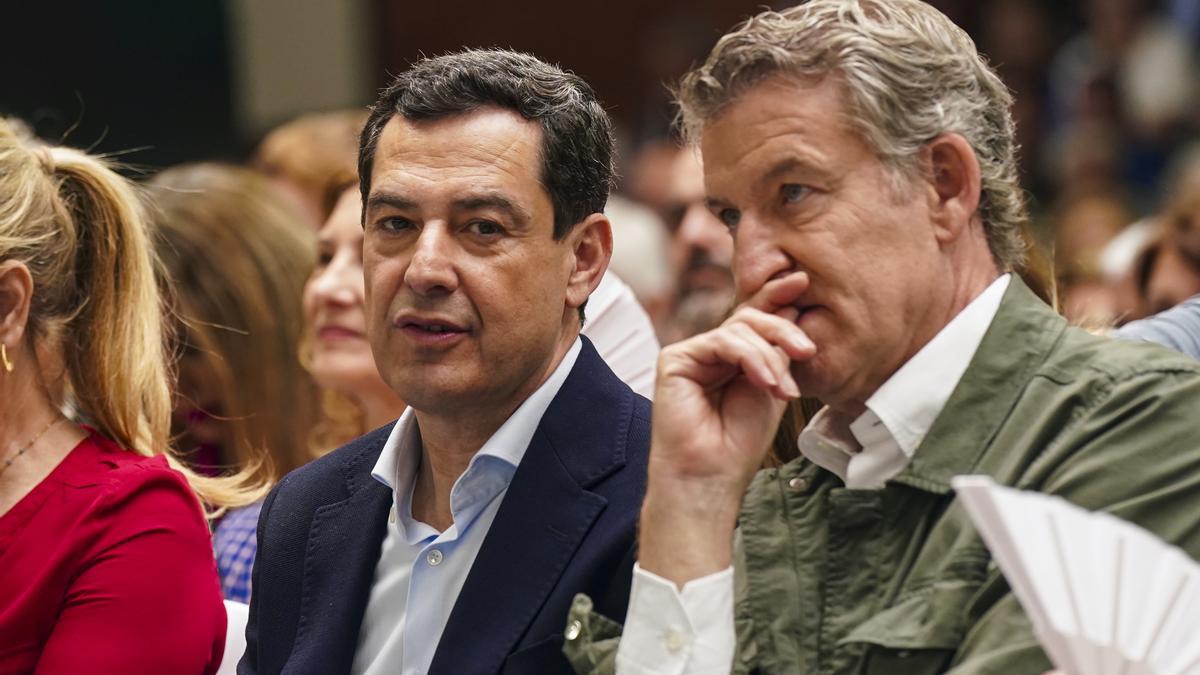 El presidente andaluz, Juanma Moreno, y el presidente del Partido Popular, Alberto Núñez Feijóo, en un mitin de campaña.