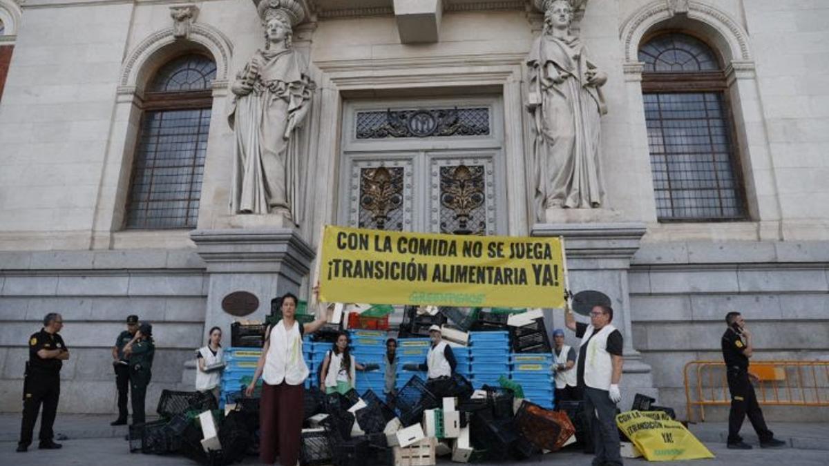 Cinco activistas de Greenpeace detenidos tras protesta frente al Ministerio de Agricultura