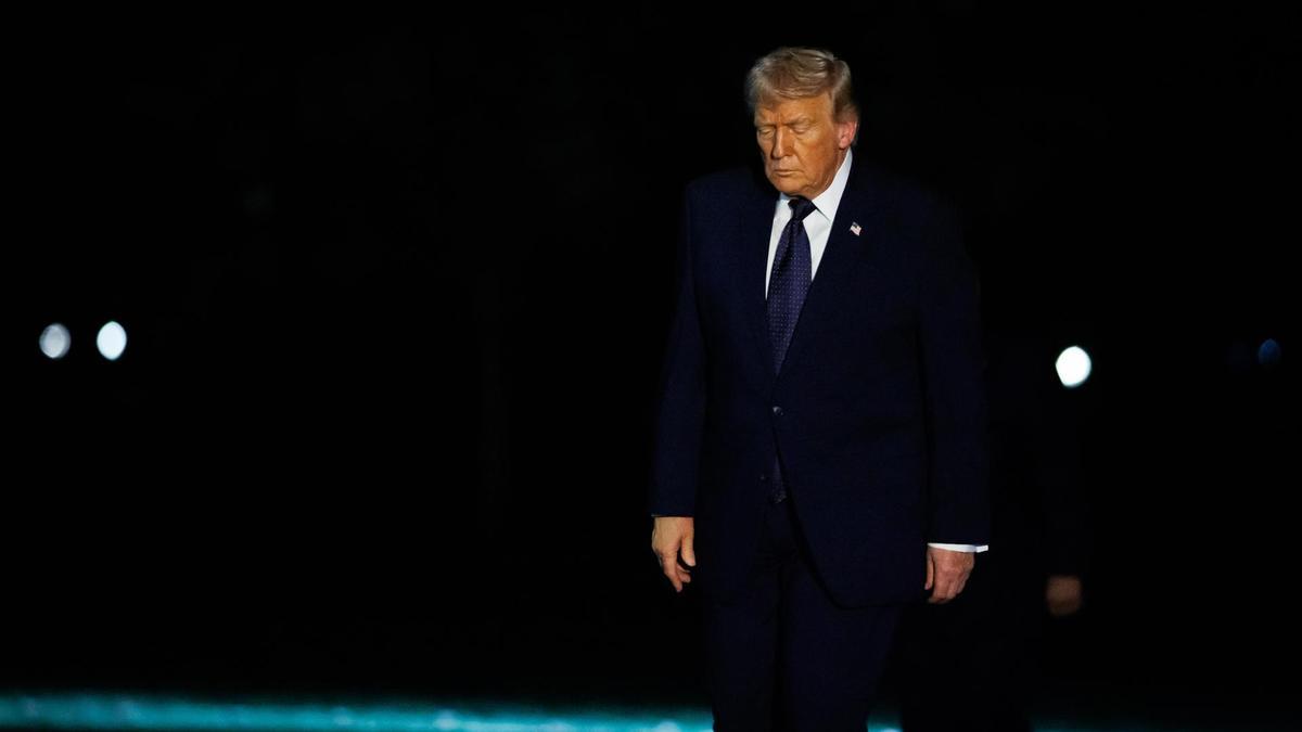 El presidente estadounidense, Donald Trump, camina por el Jardín Sur hacia la Casa Blanca tras aterrizar en el Marine One.