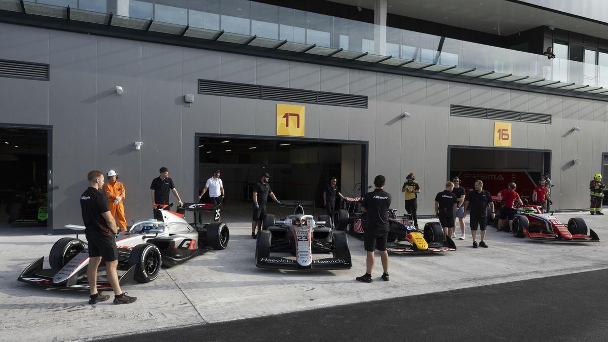 Pilotos de Fórmula 3 preparados en la zona de 'pit-lane' durante la segunda jornada de los test de esta categoría en el trazado de 'Madring'.
