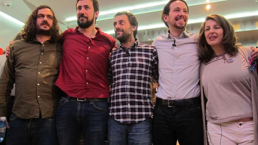 El líder de Podemos junto a parte de la directiva de En Marea.