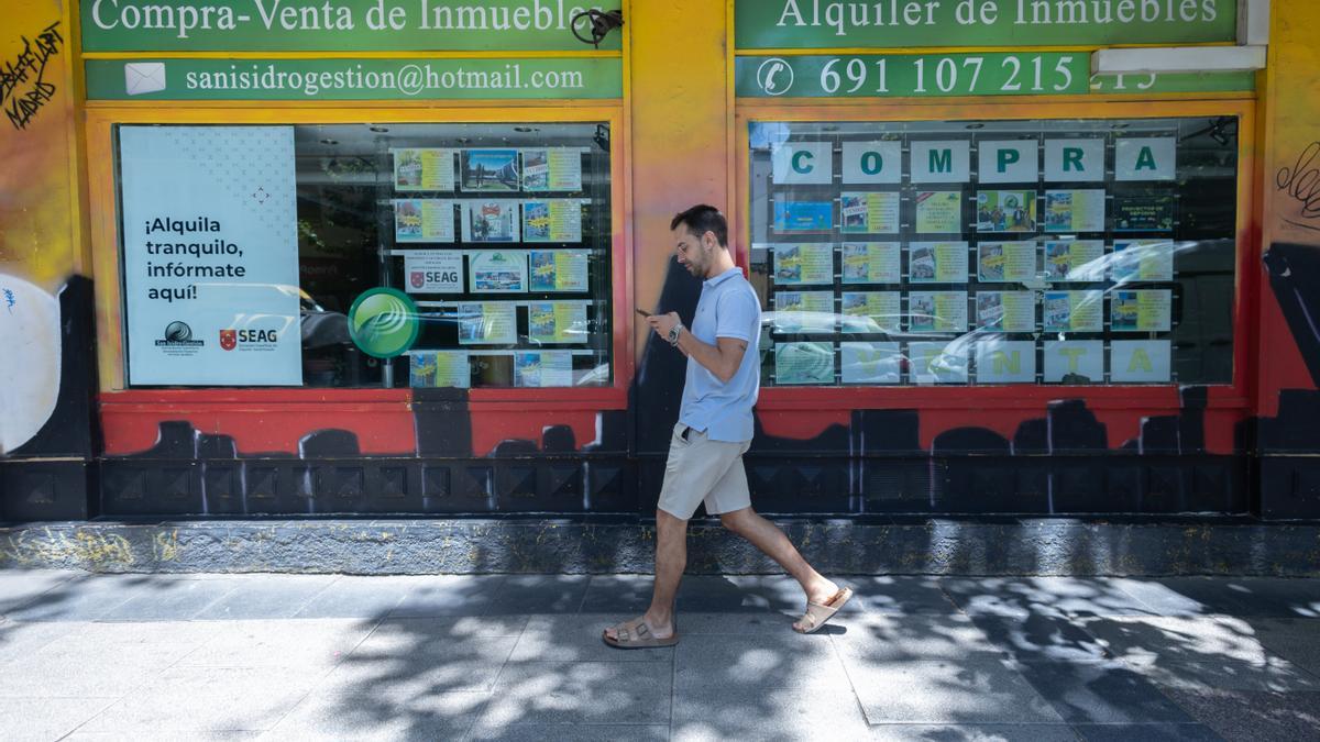 Escaparate de una inmobiliaria en Madrid (España).