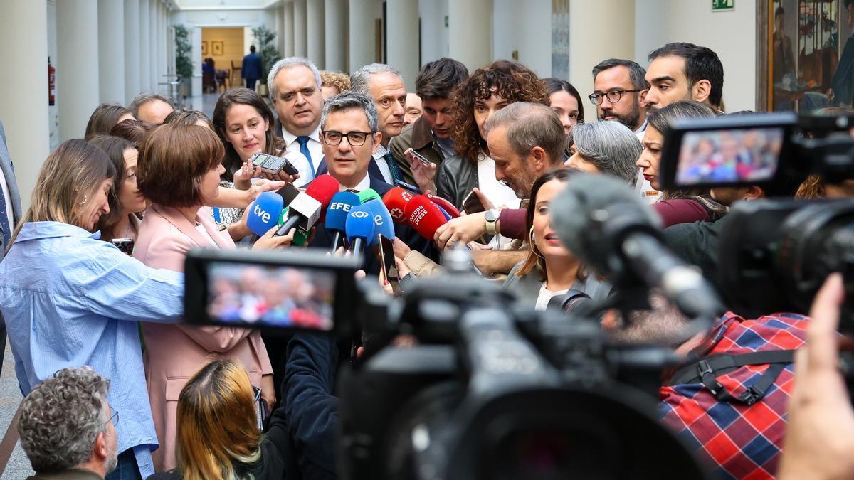 Félix Bolaños, ofrece declaraciones a los medios a su llegada a la Comisión de Justicia, en el Senado