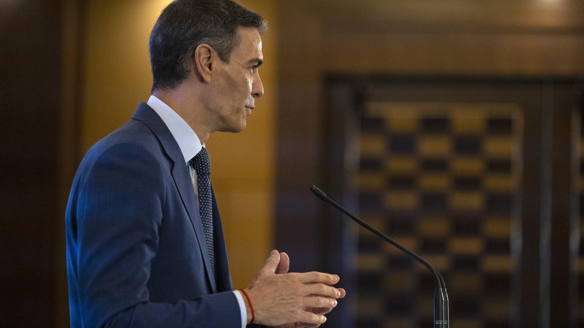 El presidente del Gobierno español, Pedro Sánchez, interviene durante una rueda de prensa.