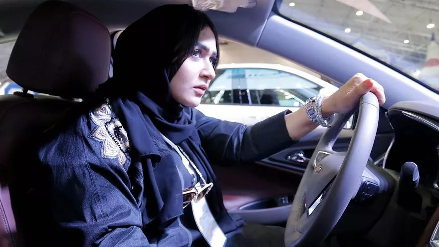 Una mujer saudí prueba un coche en un concesionario de Riad.