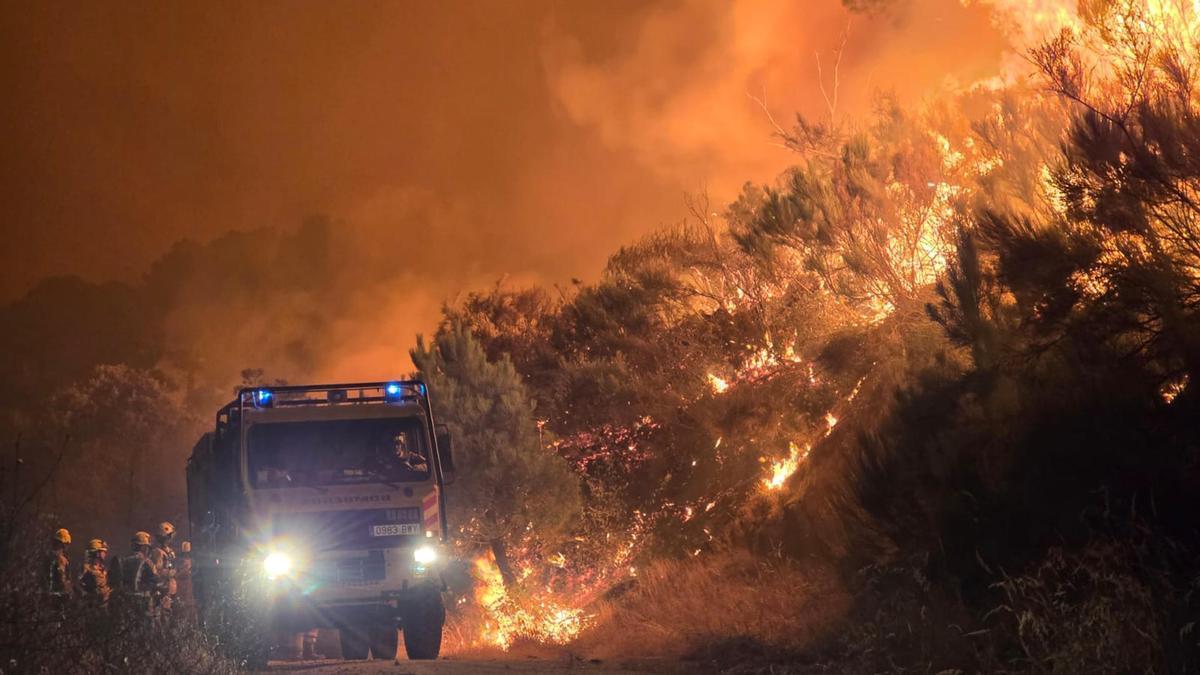 El incendio de Ávila evoluciona favorablemente, aunque sigue sin darse por controlado