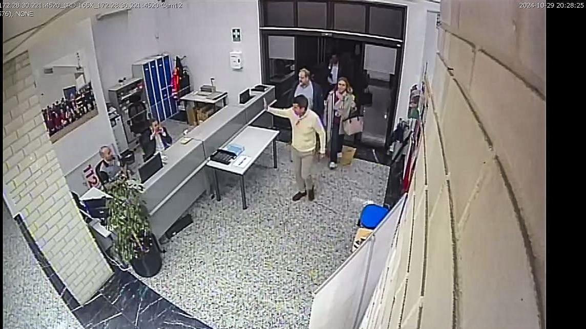 Un informe de la Generalitat muestra con imágenes que Mazón llegó al Cecopi a las 20:28