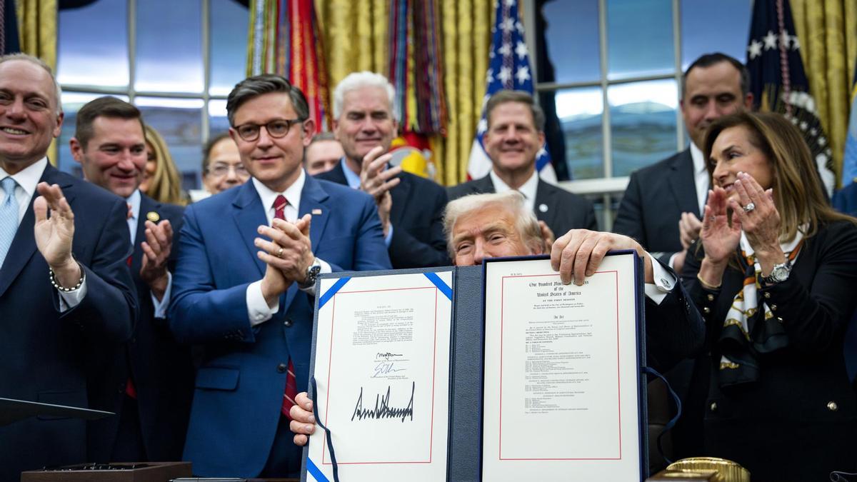 Trump firma la orden que pone fin a 43 días de cierre del Gobierno, el más largo de la historia