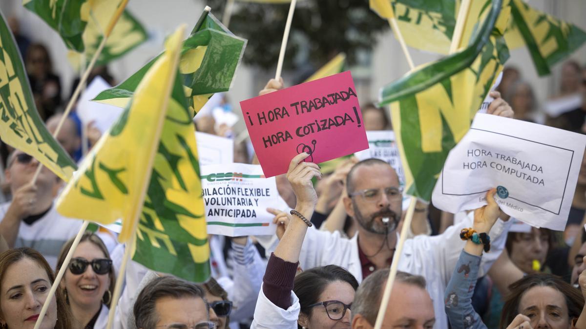 Concentración de médicos en frente a la Subdelegación del Gobierno para protestar por su situación laboral.