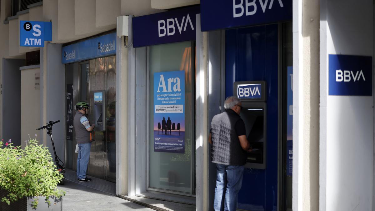 Vista de una oficina del Banco Sabadell junto a otra del BBVA en una calle de Barcelona.