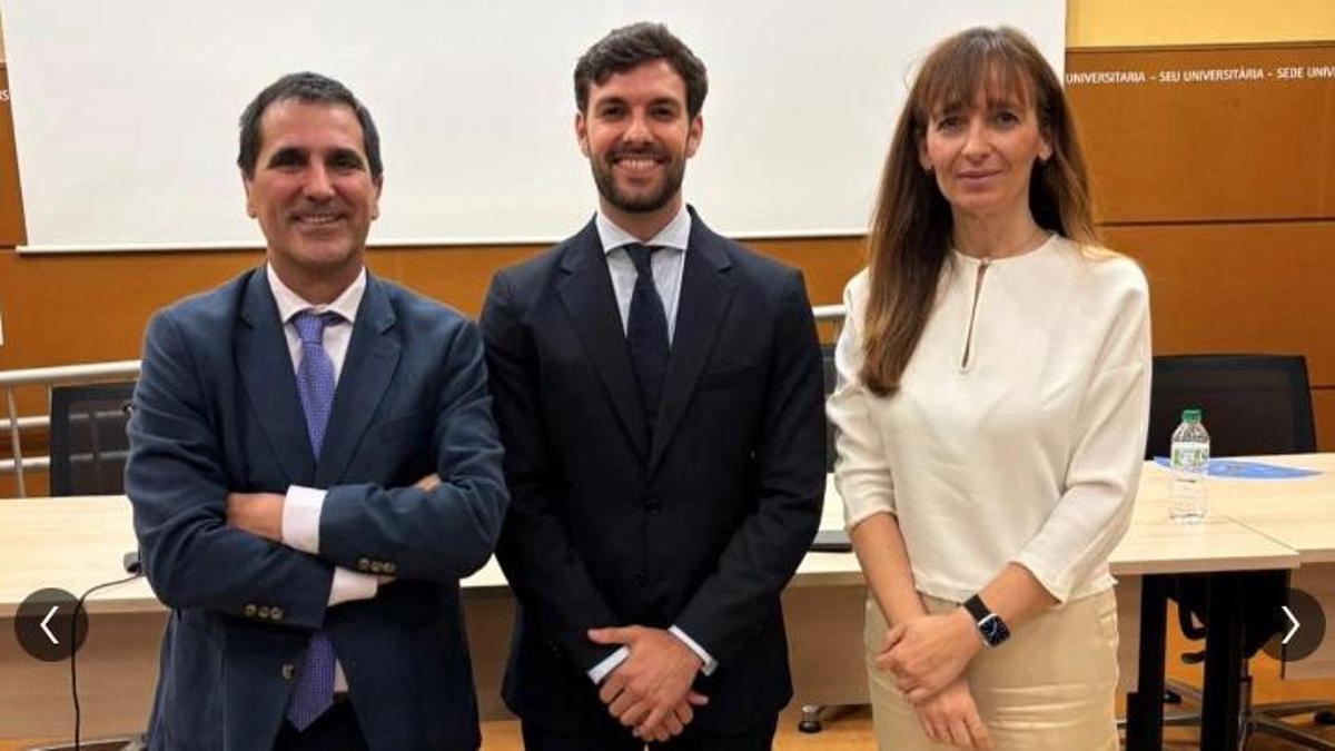 El magistrado del Supremo Antonio del Moral, junto con uno de los letrados de APIF en el caso del fiscal general, Álvaro Bernad, en la lectura de su tesis.