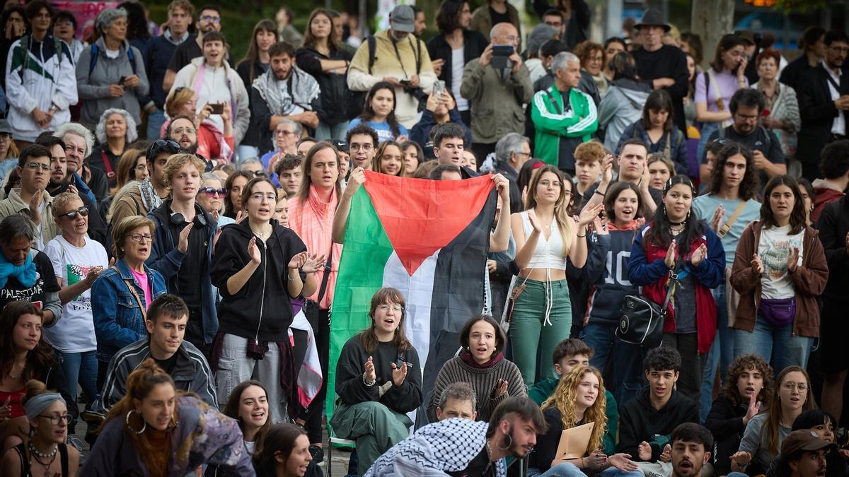 Decenas de personas durante la concentración en solidaridad por el pueblo palestino, en el campus de Ciudad Universitaria, a 14 de mayo de 2024, en Madrid (España).