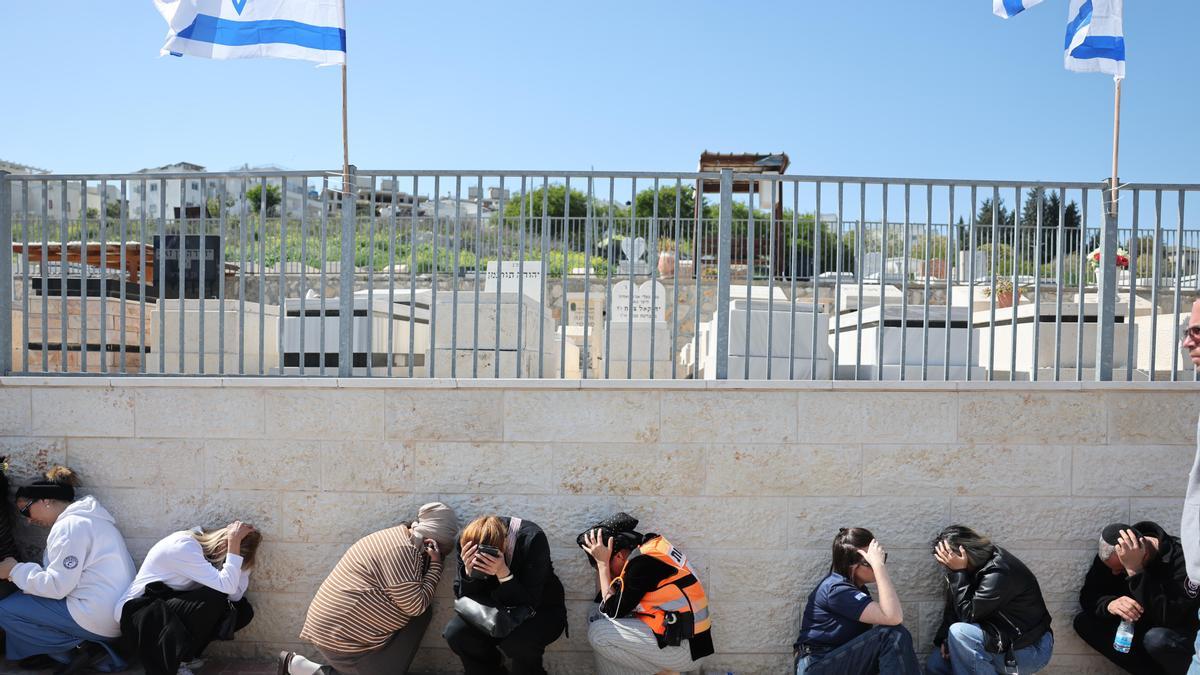 Personas israelíes se refugian mientras suenan las sirenas en Beit Shemesh, Israel.