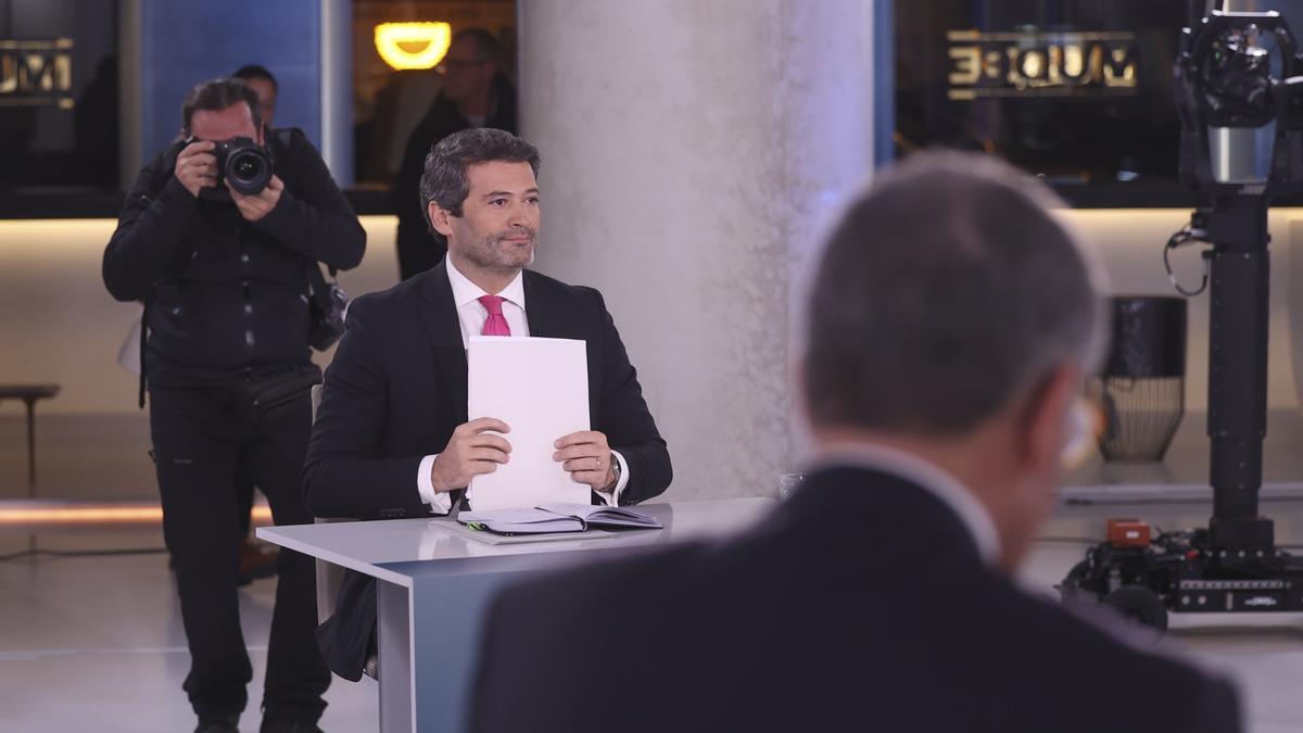 Los candidatos presidenciales portugueses Antonio José Seguro y André Ventura antes de un debate televisado relacionado con la segunda vuelta de las elecciones presidenciales del país en Lisboa, Portugal, el 27 de enero de 2026.