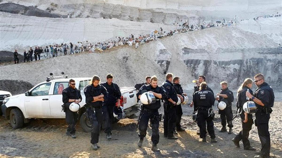 Unidades policiales, momentos antes de la disolución de las protestas en las minas.