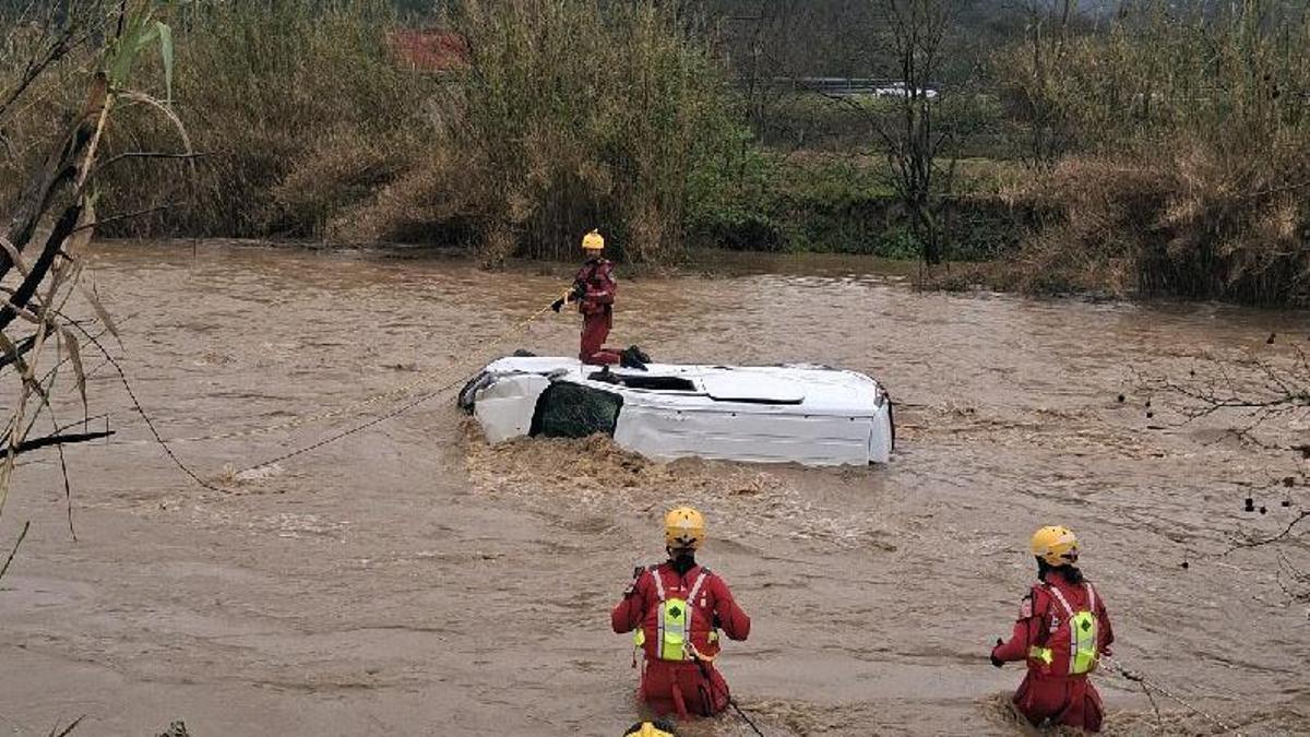 Los Bomberos de la Generalitat buscan en las aguas del río Mogent al conductor de un turismo, en Llinars del Vallès (Barcelona).