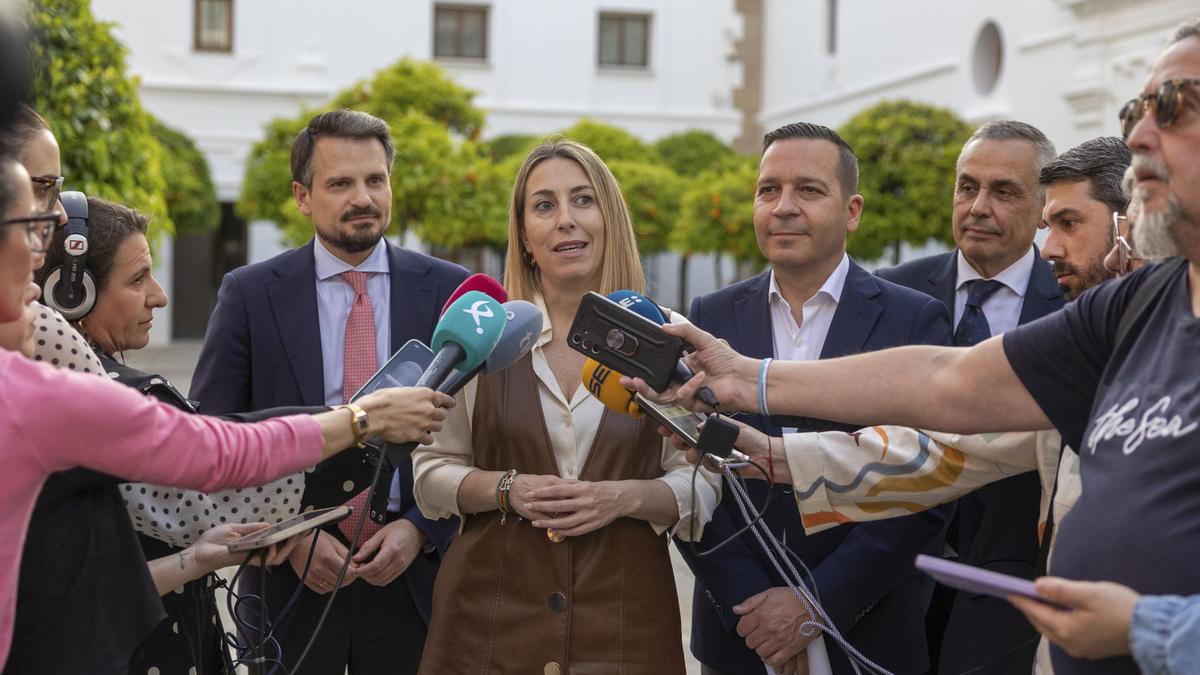 La presidenta del PP extremeño, María Guardiola, y el líder de Vox, Óscar Fernández Calle.