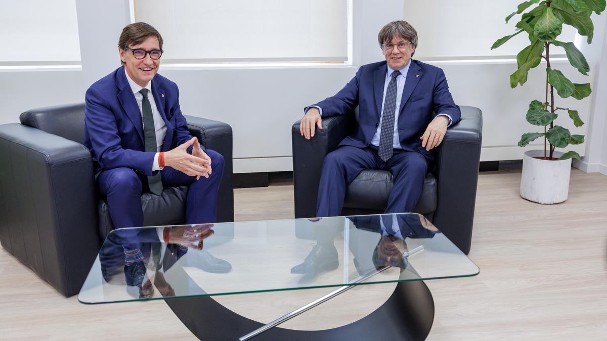 El president catalán, Salvador Illa, junto al expresident Carles Puigdemont.