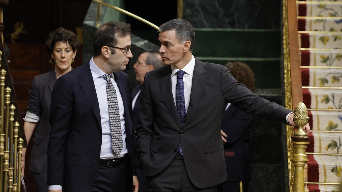 El presidente del Gobierno, Pedro Sánchez (d) y el ministro de Economía, Carlos Cuerpo durante el pleno celebrado este jueves en el Congreso.