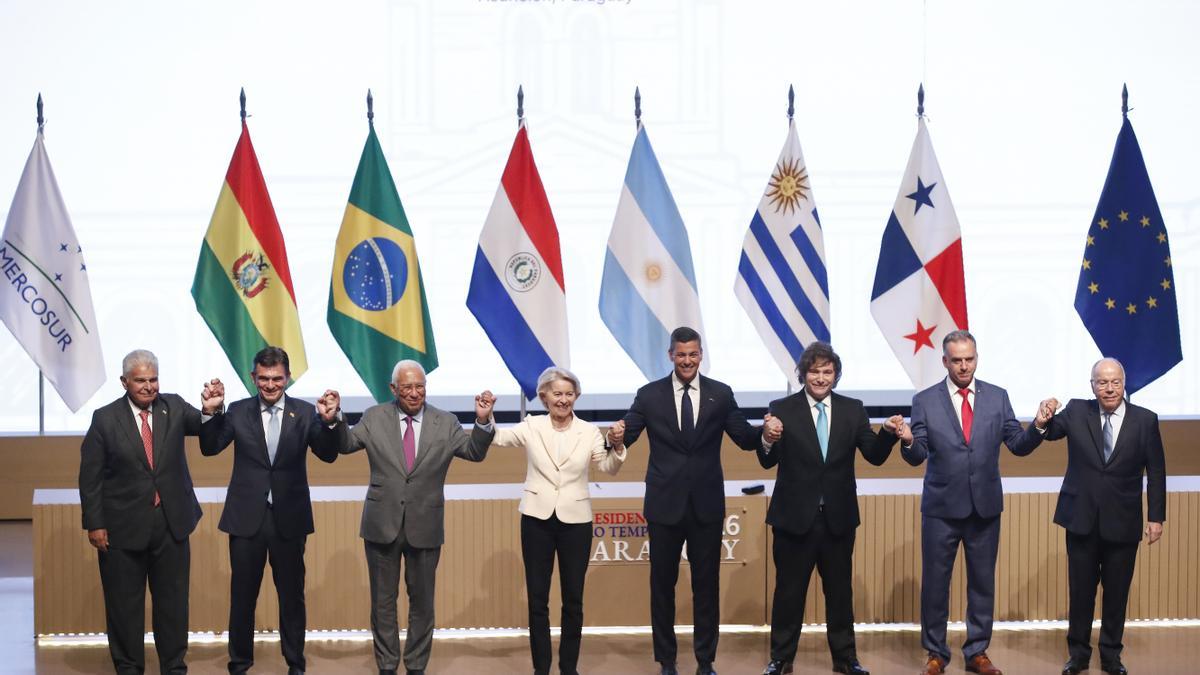 Raúl Mulino, Rodrigo Paz,  António Costa, Ursula von der Leyen, Santiago Peña, Javier Milei, Yamandú Orsi y Mauro Vieira, posan durante la firma del acuerdo de libre comercio entre la Unión Europea (UE) y los países del Mercosur.