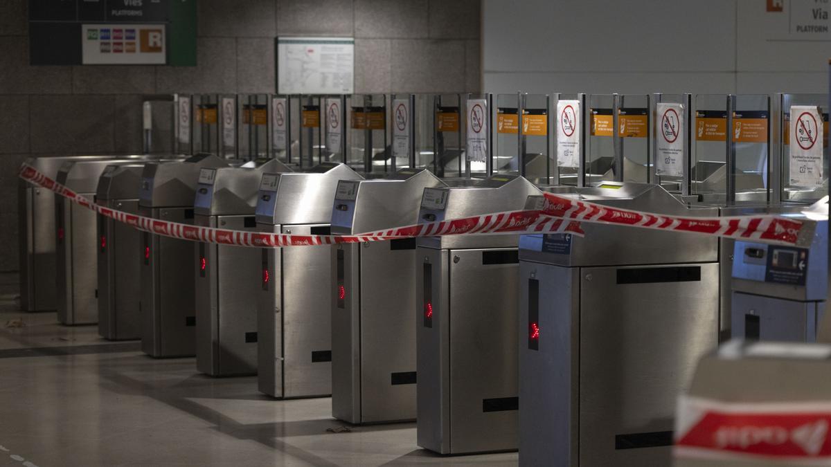 Aspecto de la estación Passeig de Gràcia horas después de que se haya decretado el paro total de las Rodalies en Cataluña.