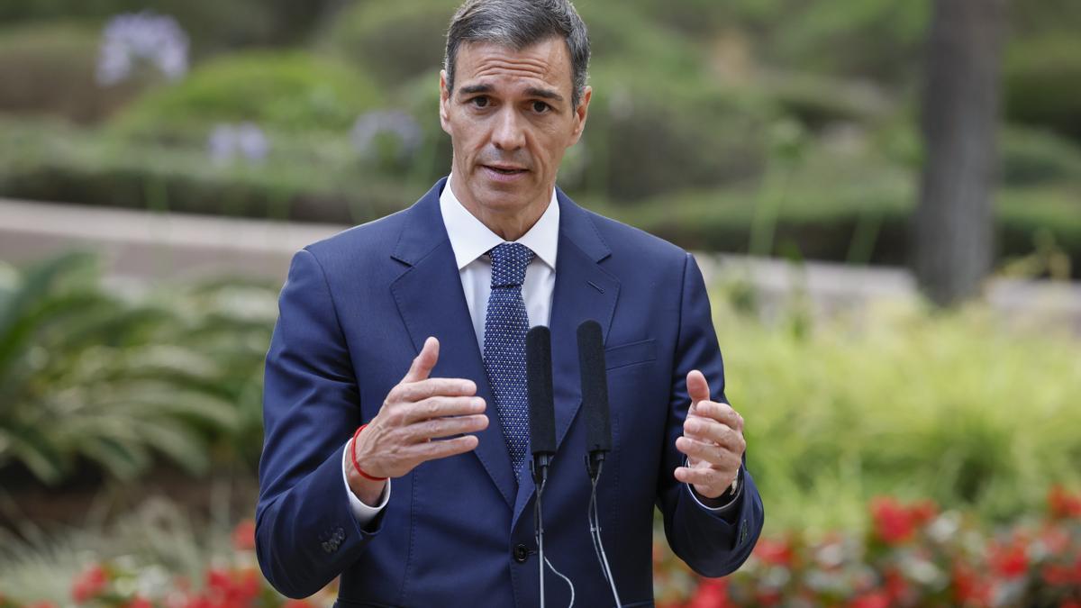 El presidente del Gobierno, Pedro Sánchez, ofrece declaraciones tras una reunión con el rey Felipe VI este martes, en el Palacio de Marivent.