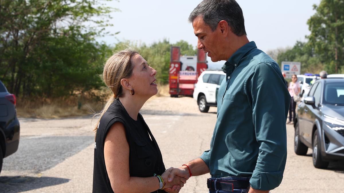 Pedro Sánchez saluda a María Guardiola durante su visita al Puesto de Mando Avanzado (PMA) del incendio de Jarilla, ubicado en la población cacereña de La Granja, este martes.