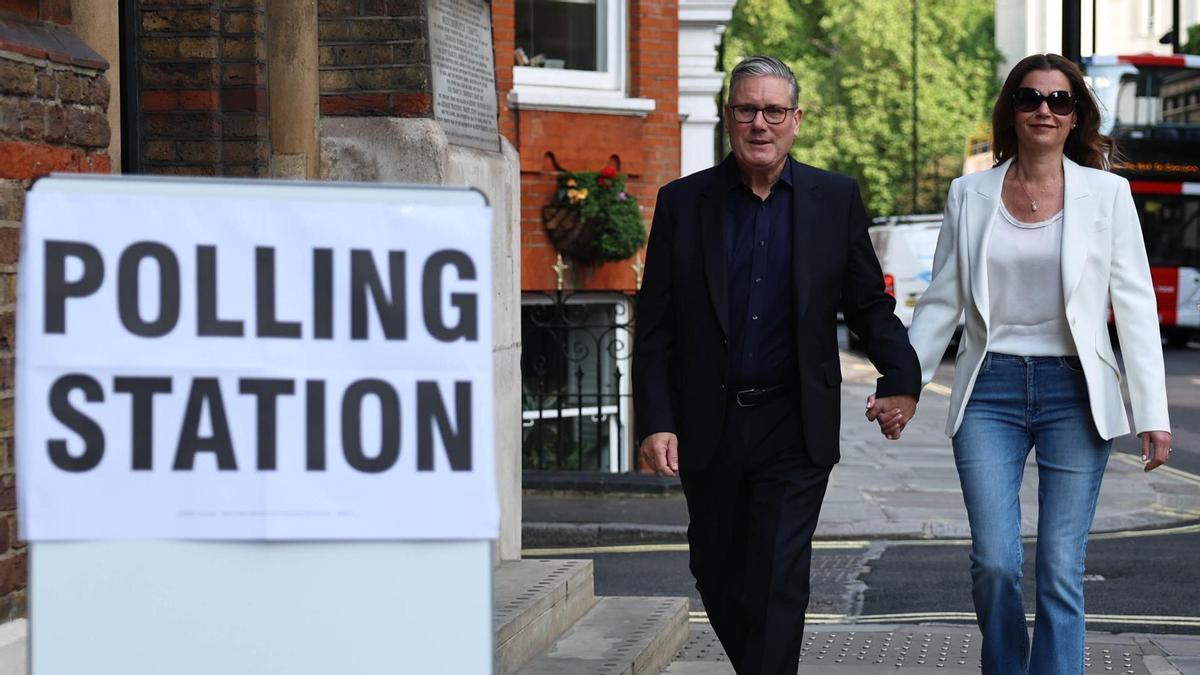 El primer ministro británico, Keir Starmer, y su esposa Victoria llegando a un colegio electoral en Londres.
