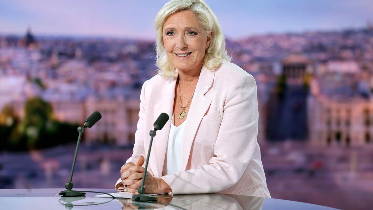 Marine Le Pen posa antes de una entrevista en el informativo del canal de televisión francés TF1, tras el veredicto en su apelación por malversación de fondos de la UE.
