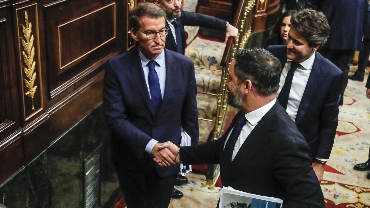 Santiago Abascal saluda a Alberto Núñez Feijóo en el Congreso de los Diputados.