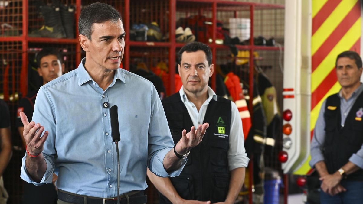 El presidente del Gobierno, Pedro Sánchez, acompañado del presidente de la Junta de Andalucía, Juanma Moreno (d), durante su intervención este lunes en el Puesto de Mando Avanzado de Turre (Almería), donde ha acudido para conocer los trabajos de extinción del incendio de Los Gallardos, que ha causado la muerte de 13 personas y que ya está estabilizado tras arrasar 7.000 hectáreas.
