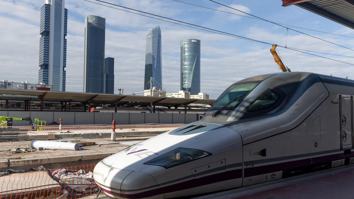 Un tren de Renfe en la estación de Chamartín-Clara Campoamor, en Madrid (España).