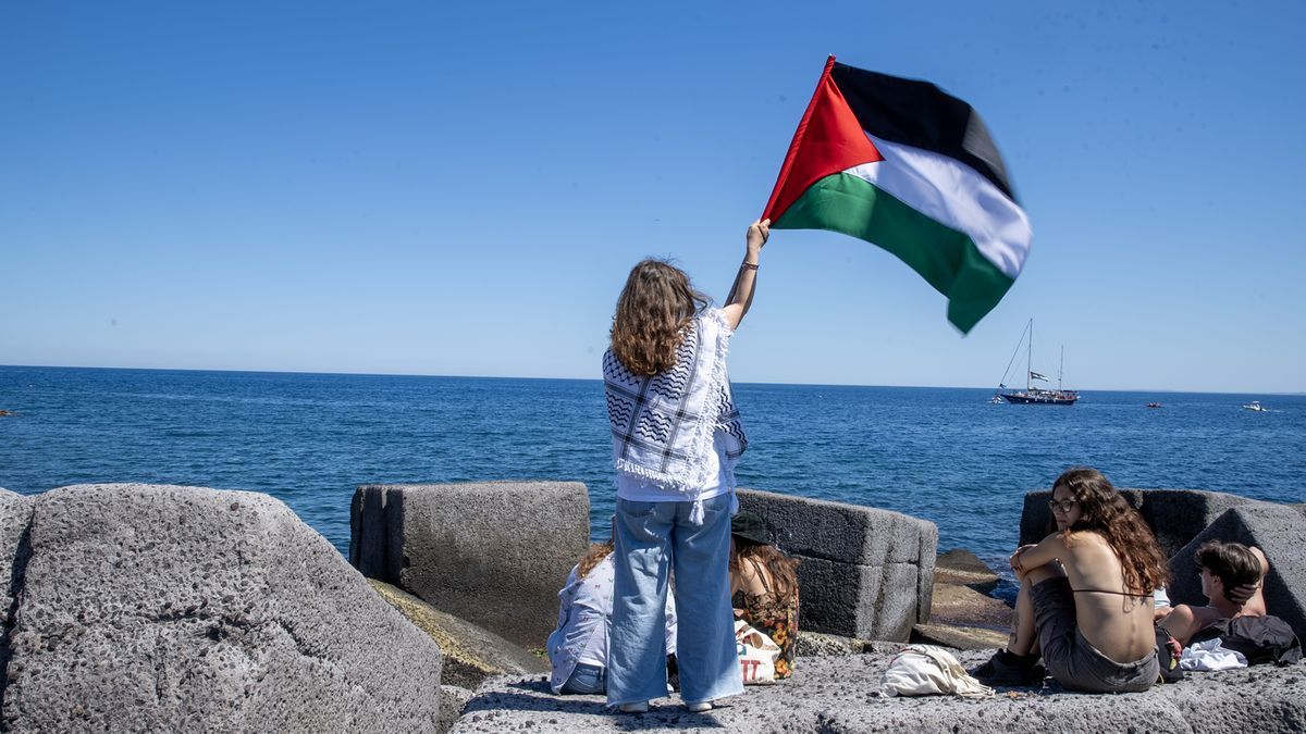 Una mujer ondea una bandera palestina en Catania, cuando el barco 'Madleen' puso rumbo a Gaza.