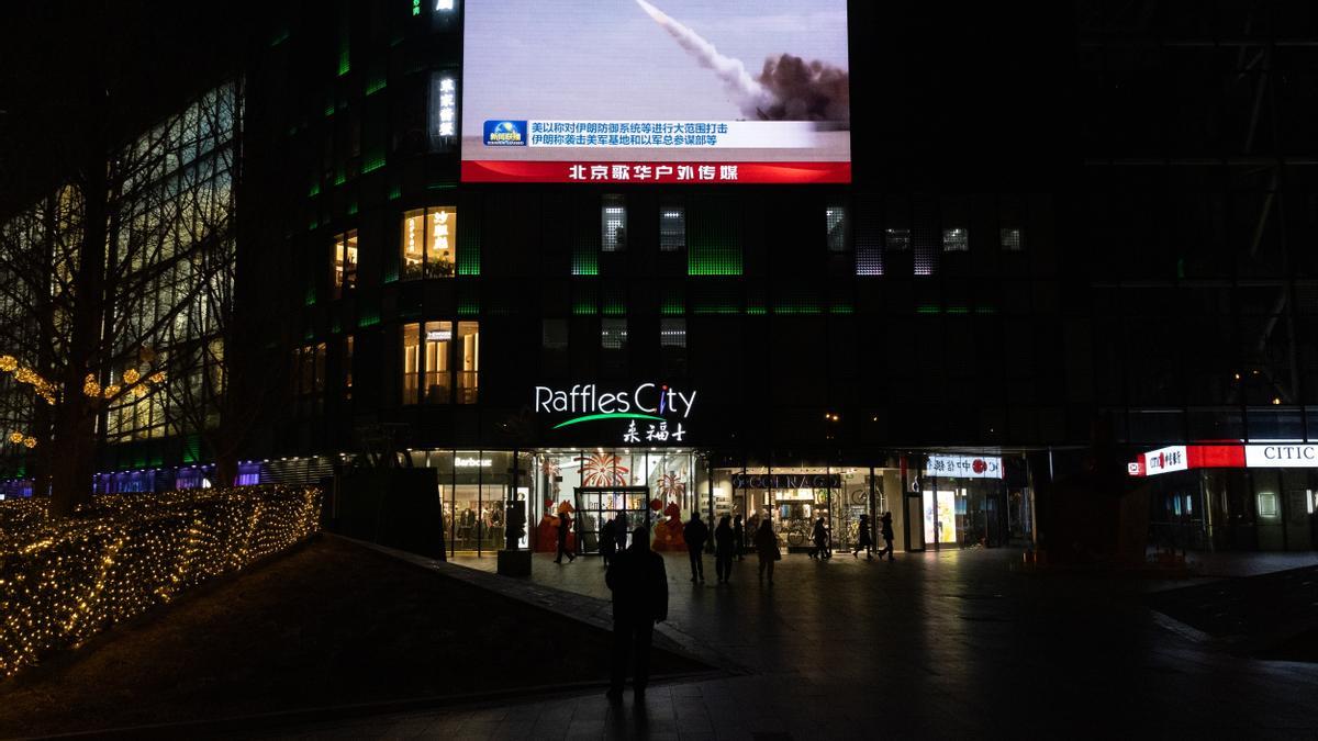 Transmisión en una pantalla en un centro comercial de Beijing (China) con los ataques aéreos estadounidenses e israelíes en Irán.