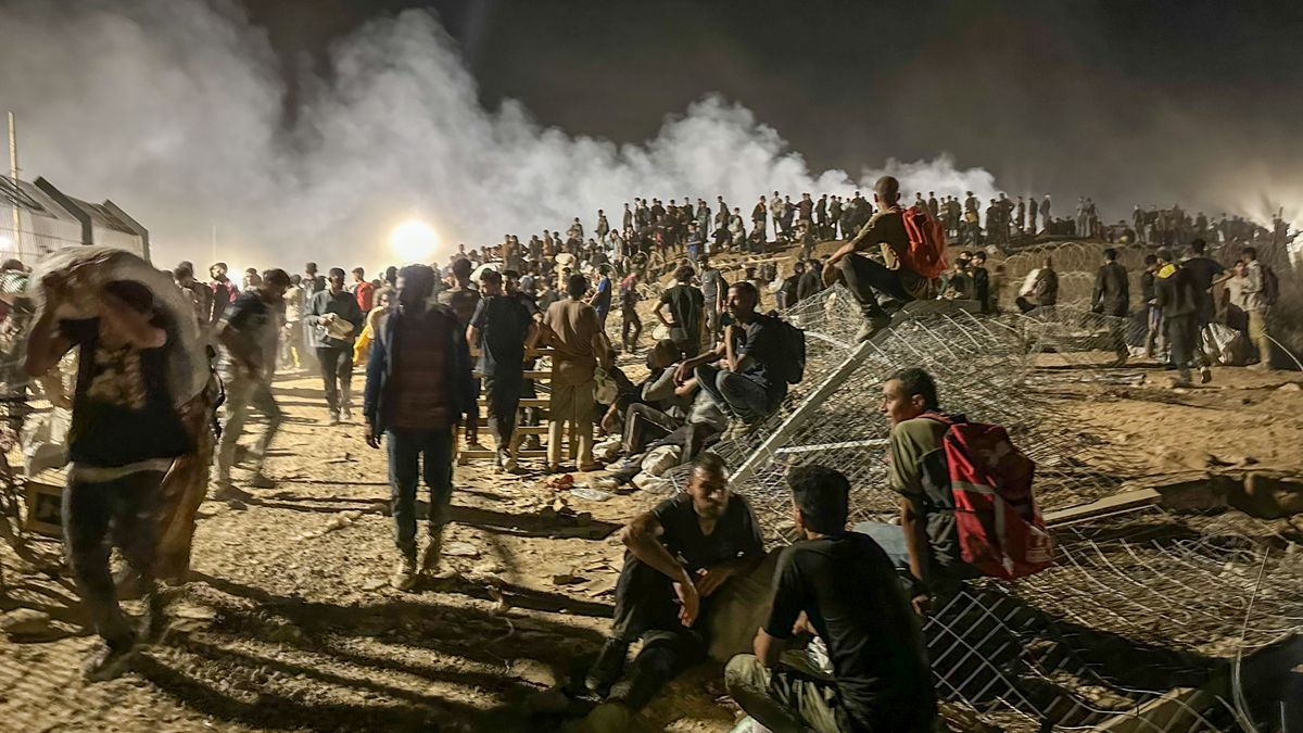 Así es uno de los puntos de distribución de la polémica Fundación Humanitaria para Gaza (GHF), que este martes EFE visitó junto a miles de gazatíes en una madrugada sangrienta.