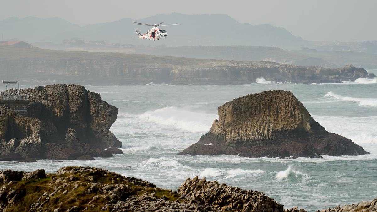 Equipos de rescate y servicios de emergencias trabajan en la playa de El Bocal, en Santander, Cantabria.
