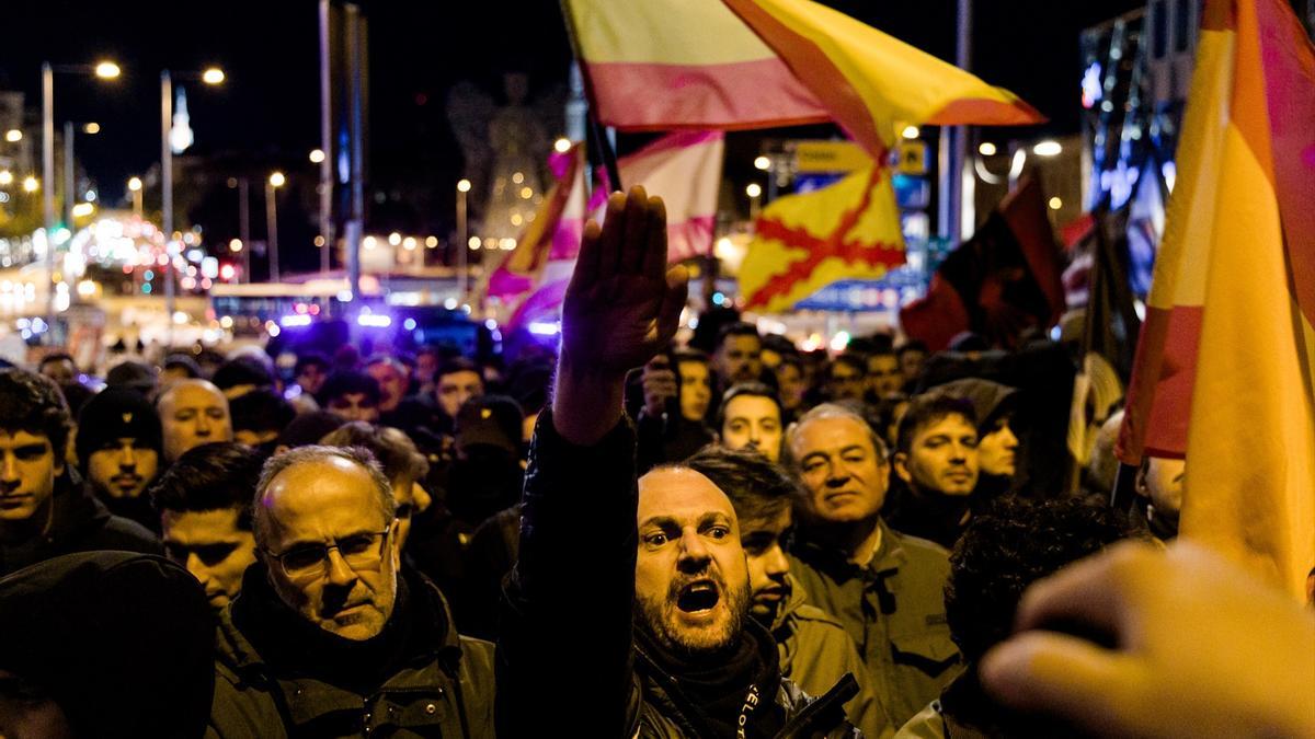 El derecho de reunión y lagunas en la ley de memoria facilitan que la Justicia permita marchas de Falange