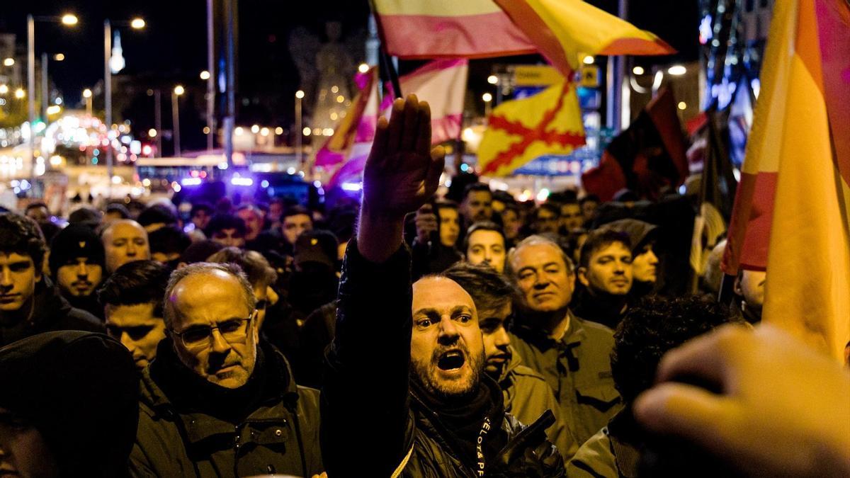 Un grupo de falangistas durante una manifestación para conmemorar el 20-N, a 21 de noviembre de 2025, en Madrid (España).